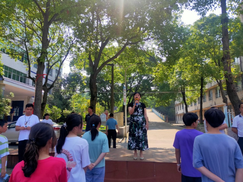 含浦中学联合党支部为困难学生家庭募捐