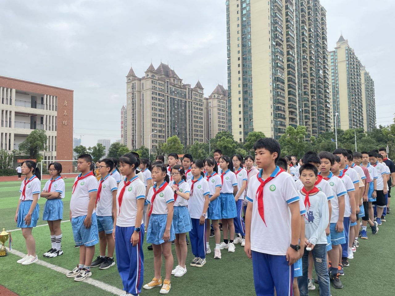 砂子塘启新小学为毕业班学生举办趣味"杨梅节"活动