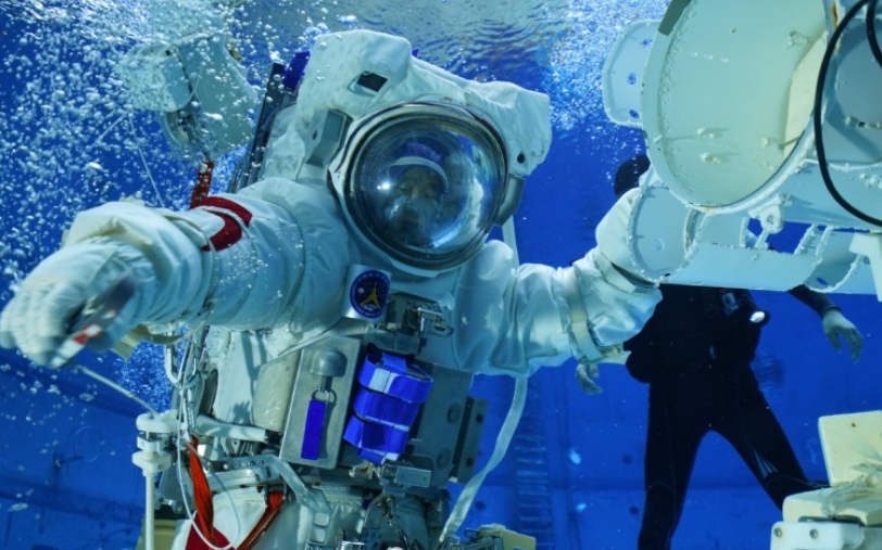 酷！神舟十二号飞行乘组模拟失重环境水下训练大片来袭