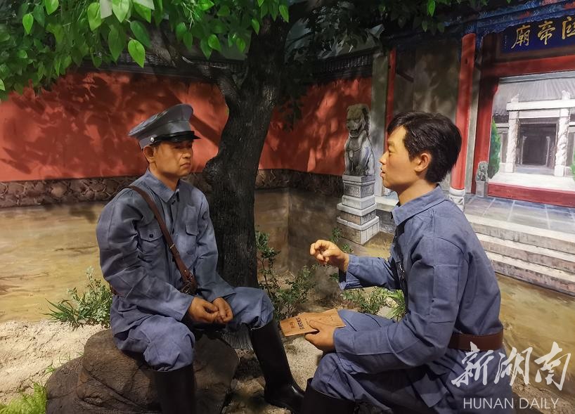 段德昌生平业绩陈列馆里新增的雕塑，左为彭德怀，右为段德昌。龚柏威 摄
