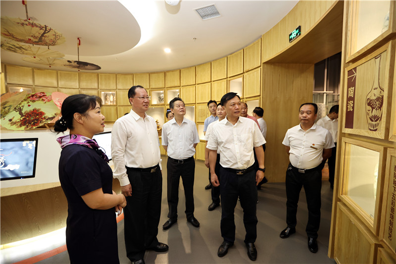 毛伟明在省文旅厅调研：坚定文化自信 推进文旅融合 促进全域旅游