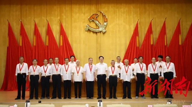 ▲为获得“光荣在党50年”荣誉的老党员颁发纪念章 ▲为获得“光荣在党50年”荣誉的老党员颁发纪念章