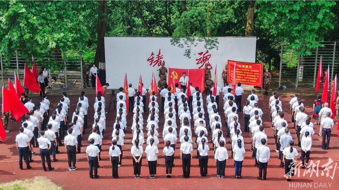 益阳职院新党员集体入党宣誓。王欣 摄 益阳职院新党员集体入党宣誓。王欣 摄