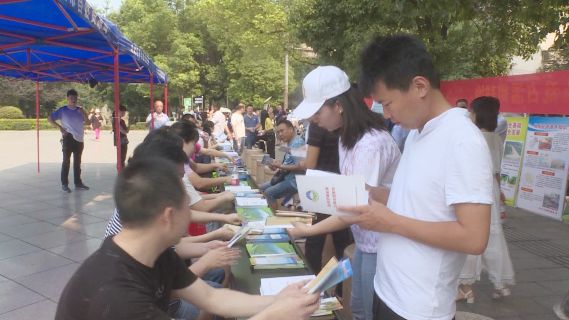 冷水江市自然資源局開展“6.25全國土地日”法律法規(guī)宣傳活動(dòng)