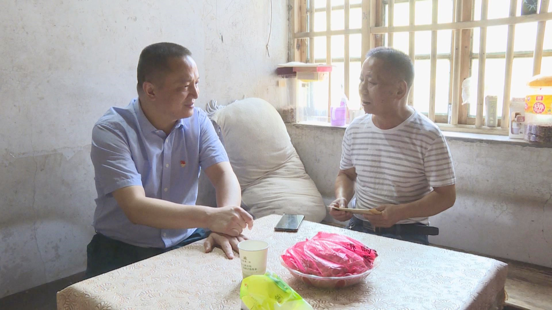 康一在渣渡鎮(zhèn)走訪慰問老黨員和生活困難黨員