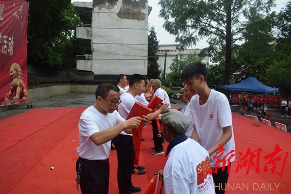 颁发“光荣在党50年”纪念章 颁发“光荣在党50年”纪念章