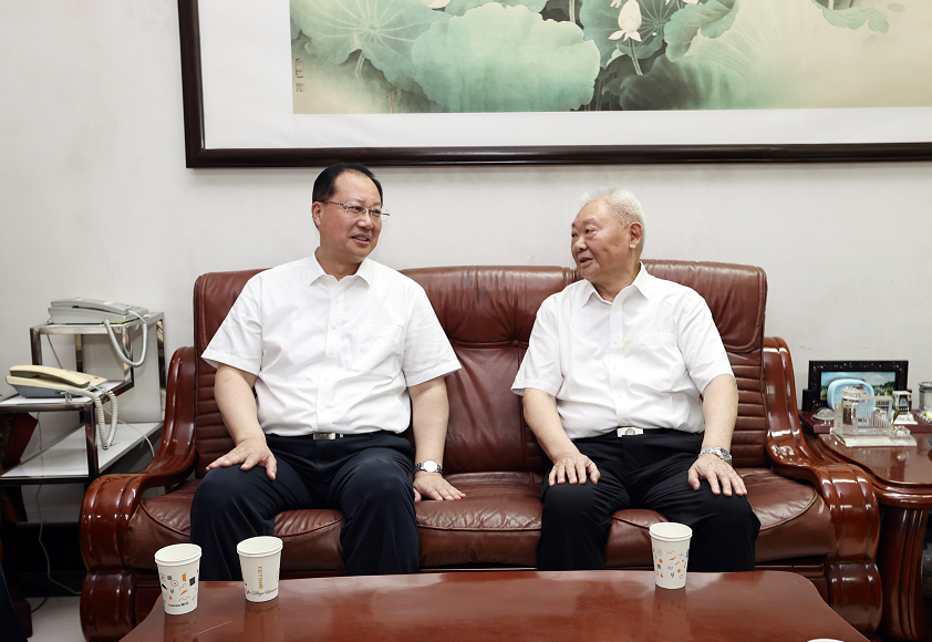 毛伟明等省领导分别走访慰问老党员困难党员