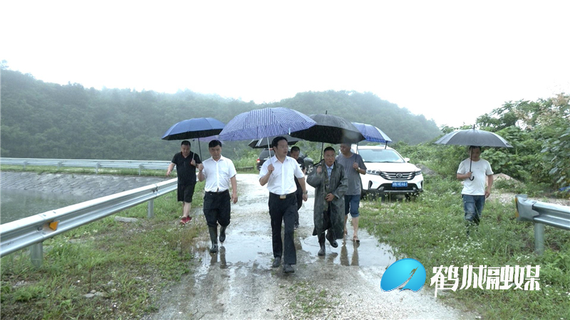 向秀亮现场调度抗洪抢险救灾工作