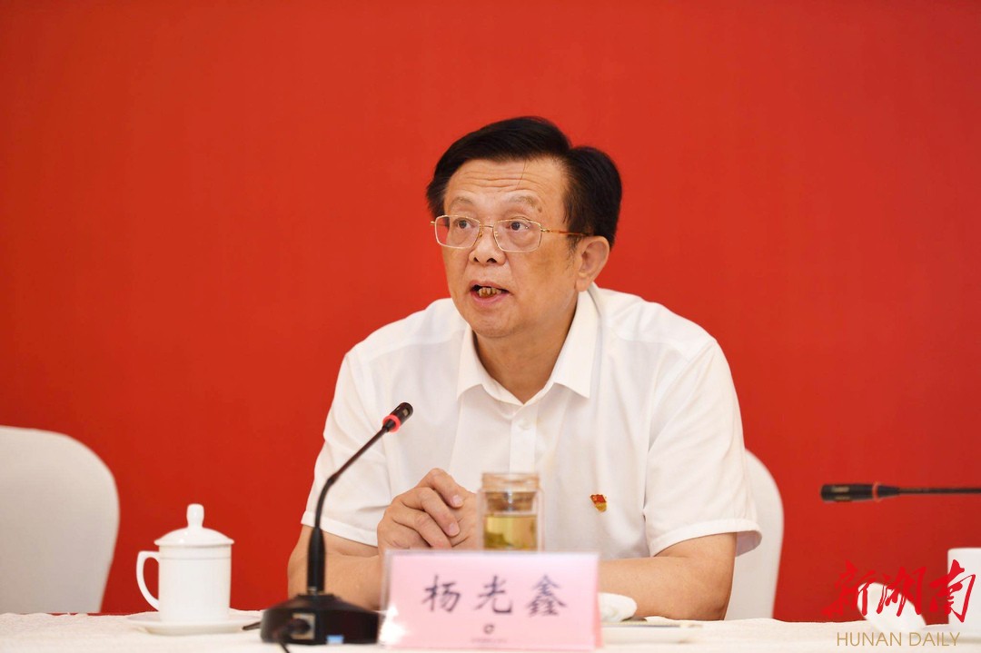 省河长办副主任,省水利厅二级巡视员杨光鑫回答记者提问.