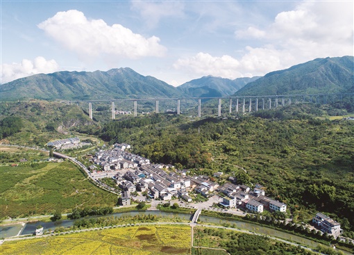 沿着高速看湖南丨汝城沙洲瑶族村：吃上“旅游饭”，种下“致富果”