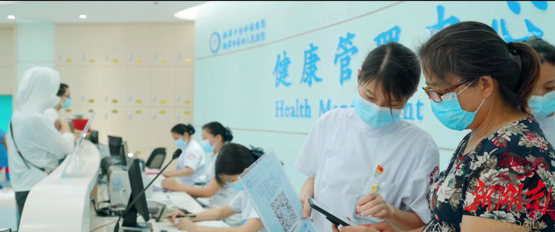 湘潭市健康管理中心工作人员正在给接受“两癌”筛查的居民进行健康宣教