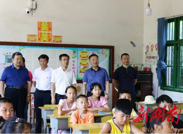 怀化学院党委书记刘望(左一),校长王刚(右二),中方县县委书记张家诚 