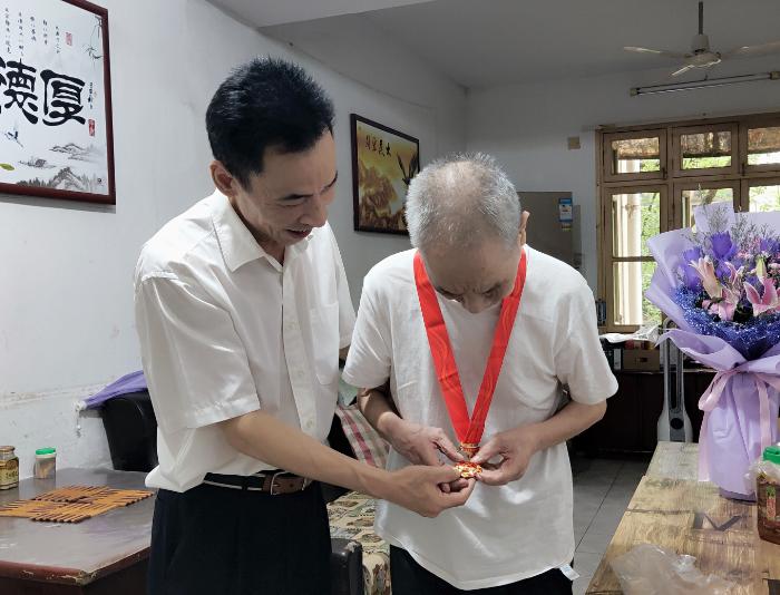 湖南财政经济学院领导走访慰问老党员和生活困难教工党员