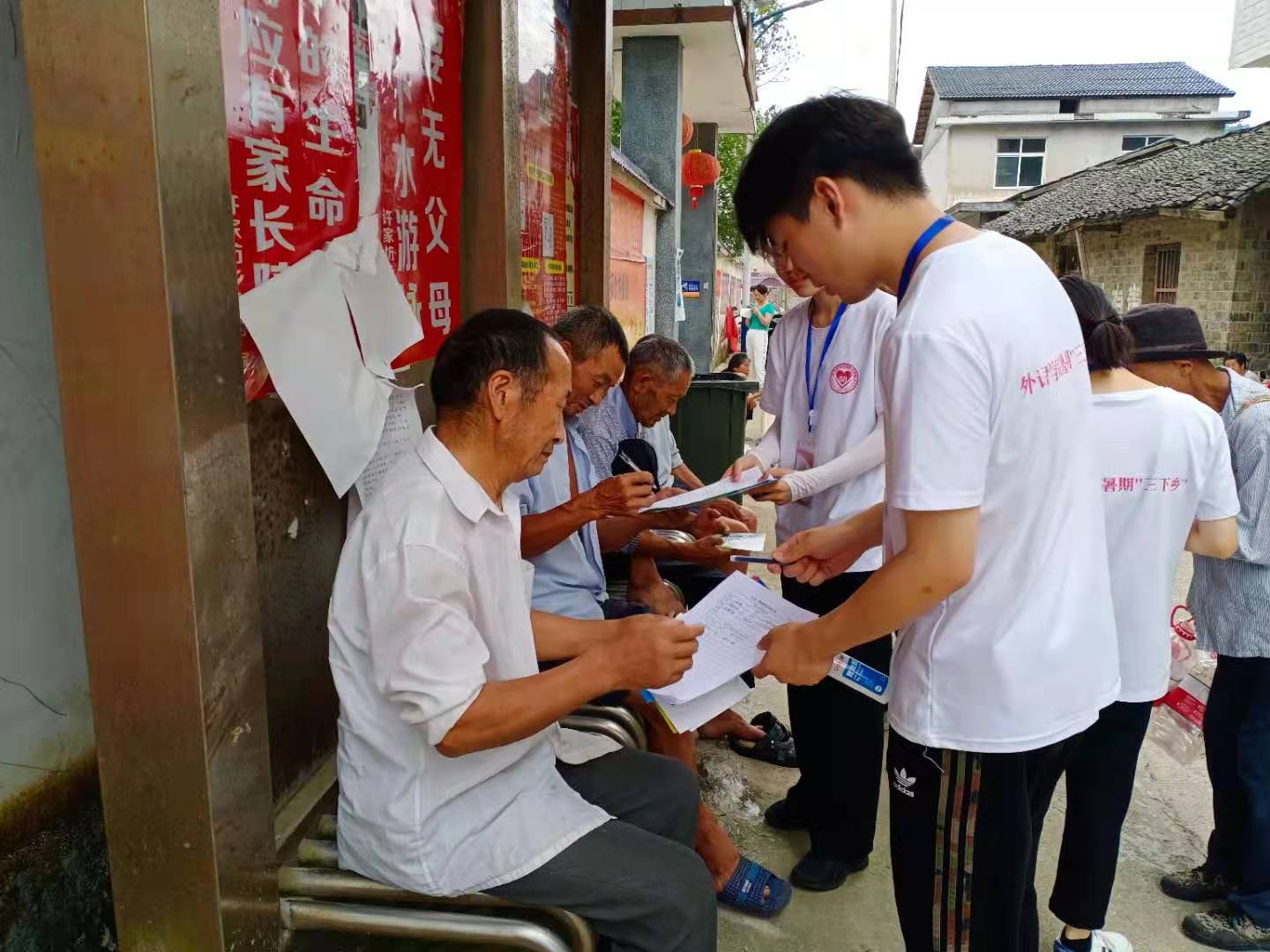 长沙民政职院外语学院学生管理党支部开展主题党日活动