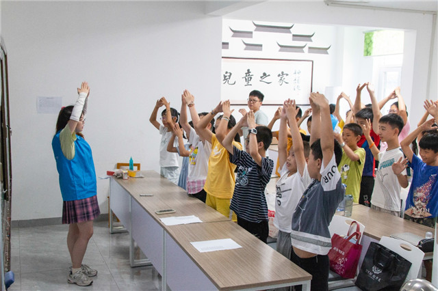 湖南科技大学人文学院“三下乡”开设特色手语课堂