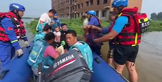 湖南省红十字蓝天救援队“水上蛟龙”转移群众632人