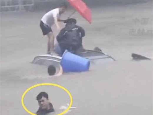 郑州街头三人被困车内，四位无名英雄合力救下 救人英雄之一：我对得起“中国人”这三个字