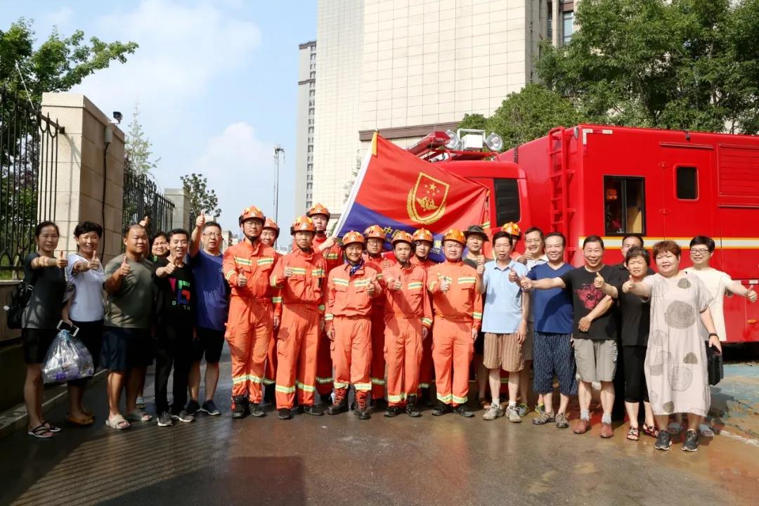 直击现场丨河南救灾中，那一抹逆行的岳阳“消防红”