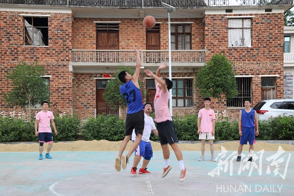 湖南科技大学土木工程学院三下乡实践团举办“砼心杯”篮球友谊赛