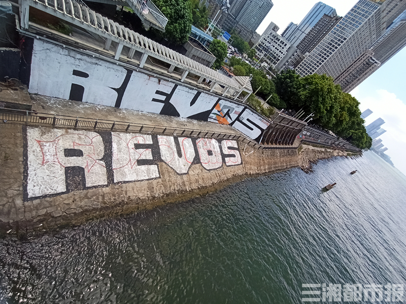 长沙湘江大堤上的袁隆平巨幅涂鸦被覆盖了网友直呼可惜