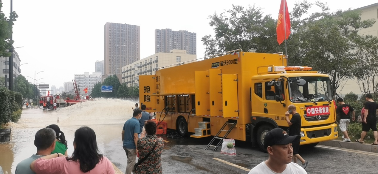 均不约而同带来了由长沙迪沃研发,生产的"排水神器"——迪沃"大流量