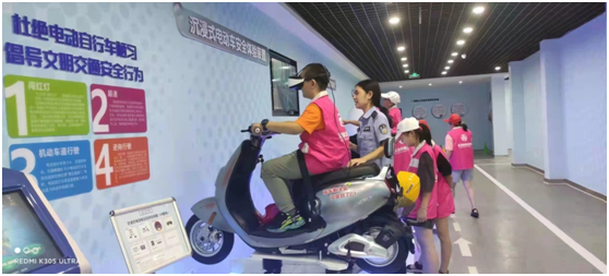 图说:瓜沥司法所交通安全普法宣传基地内,孩子们通过VR装置体验各种交通场景,学习交通安全知识 图说:瓜沥司法所交通安全普法宣传基地内,孩子们通过VR装置体验各种交通场景,学习交通安全知识