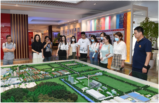 图说:采风媒体团在杭州市萧山区瓜沥镇航民村村史参观 图说:采风媒体团在杭州市萧山区瓜沥镇航民村村史参观