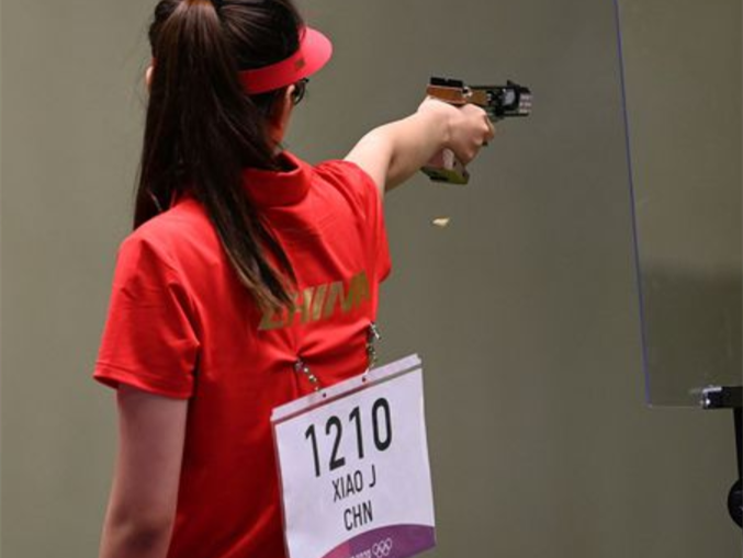 肖嘉芮萱获得射击女子25米手枪铜牌！