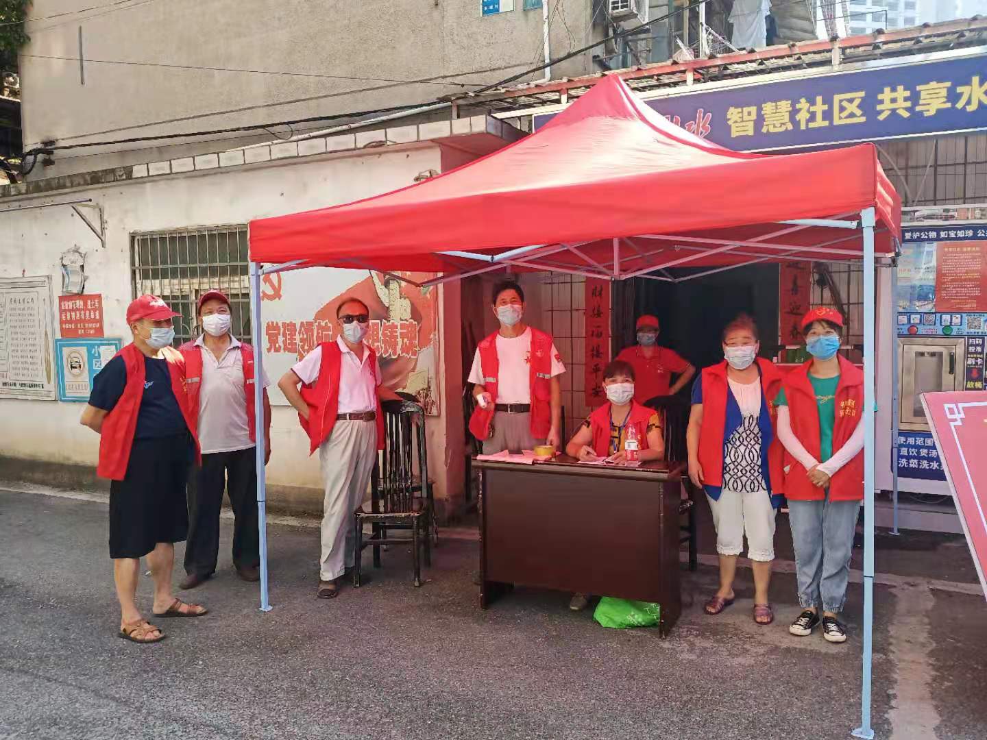 岳塘區(qū)書院路街道：黨員沖鋒在前筑牢疫情防控第一防線