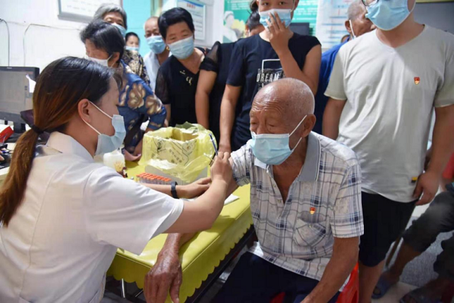 伏口镇百岁老党员接种新冠疫苗