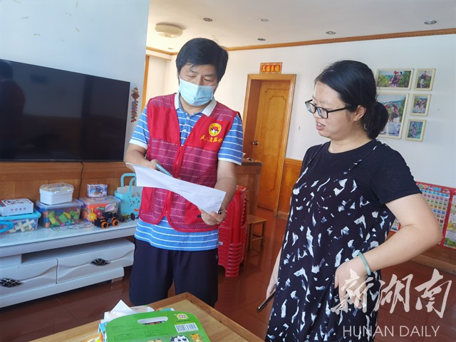 韶山市税务局：防疫进行时，“蓝丝带”志愿者在行动