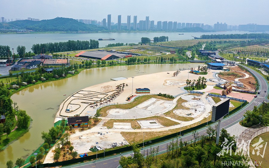 8月4日,长沙市月亮岛沙滩公园主体巳基本完工.