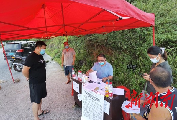 镇党委下沉各村疫情防控服务点指导工作