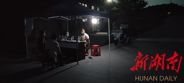 村干部昼夜坚守岗位不松懈