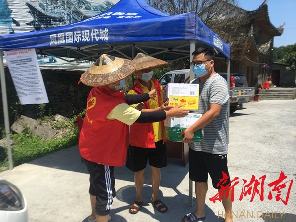 群众自发为疫情防控服务点送物品