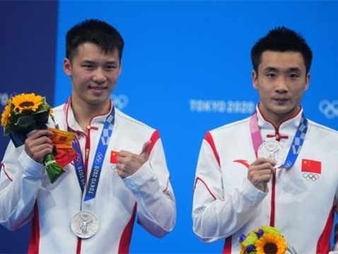 杨健、曹缘晋级单人十米跳台半决赛