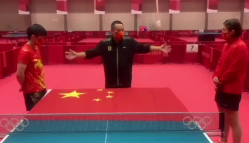 女单决赛前 刘国梁教队员如何展示国旗