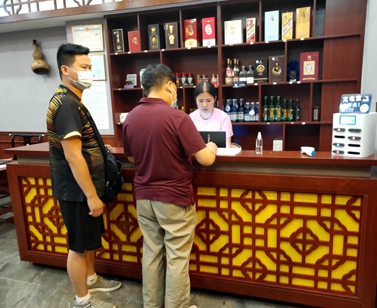 堅(jiān)決打好疫情防控阻擊戰(zhàn)丨布溪街道：夜查茶館 關(guān)閉1家責(zé)令停業(yè)整頓1家