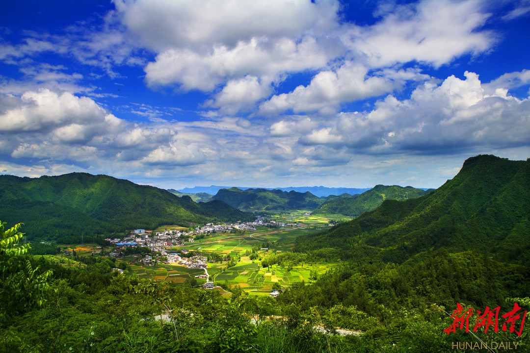 湖南日报版面头条|红土地上的小康村——龙山县茨岩塘镇甘露村见闻