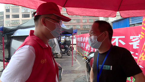 沅江市环卫中心干部江健和儿子江宇鸿一起奋战在疫情防控一线。 沅江市环卫中心干部江健和儿子江宇鸿一起奋战在疫情防控一线。