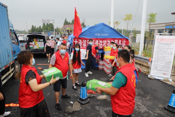 大通湖区志愿者团队自发捐赠2.1万元慰问物资送到疫情防控咨询点。(益阳市大通湖区融媒体中心供图) 大通湖区志愿者团队自发捐赠2.1万元慰问物资送到疫情防控咨询点。(益阳市大通湖区融媒体中心供图)