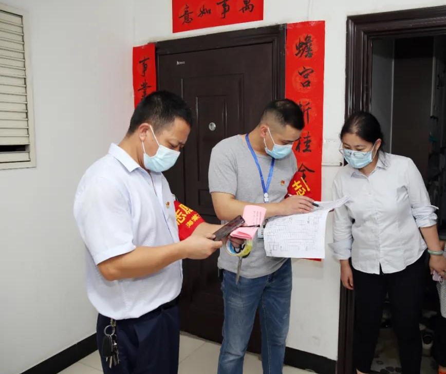 益阳高新区管委会办公室志愿者在海棠社区开展“敲门行动”。 益阳高新区管委会办公室志愿者在海棠社区开展“敲门行动”。