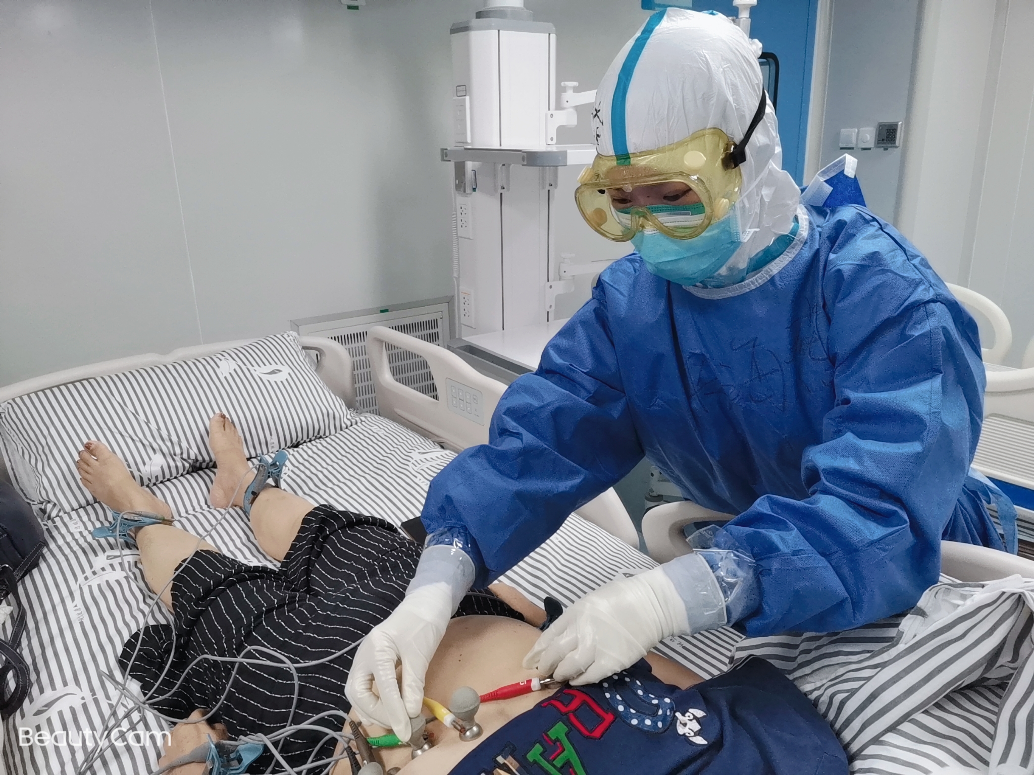 益阳市第四人民医院医护人员在救治新冠肺炎患者。(益阳市第四人民医院办公室供图) 益阳市第四人民医院医护人员在救治新冠肺炎患者。(益阳市第四人民医院办公室供图)