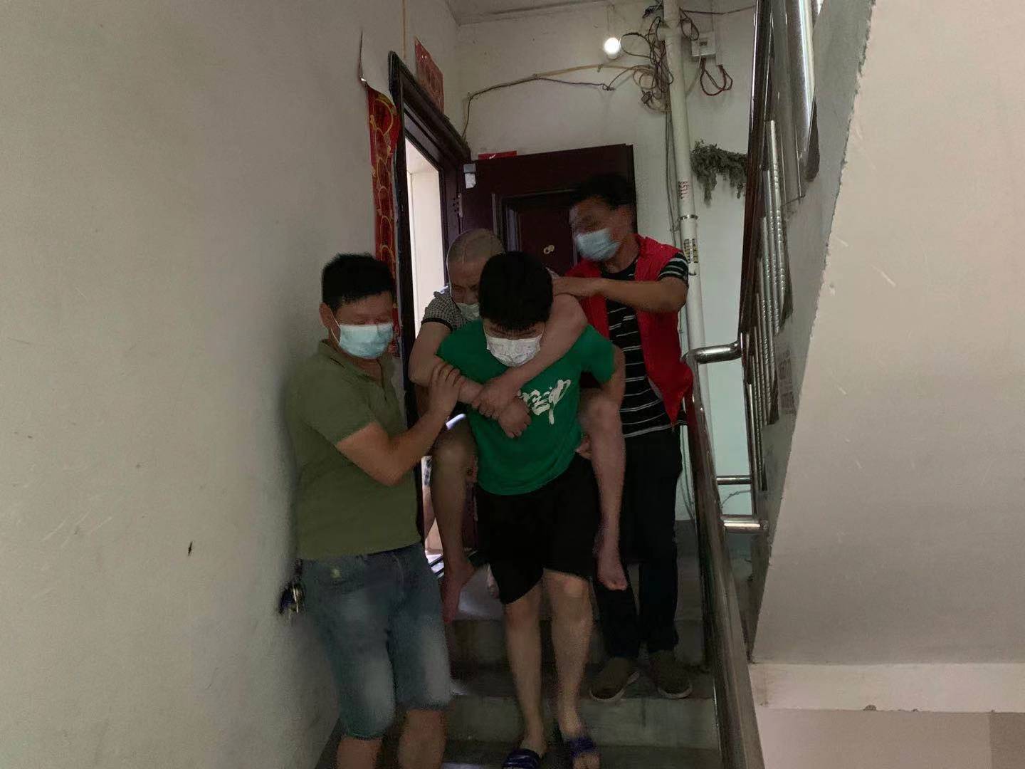 桃江县桃花江镇社区干部背行动不便的居民接种疫苗。(桃江县委宣传部供图) 桃江县桃花江镇社区干部背行动不便的居民接种疫苗。(桃江县委宣传部供图)