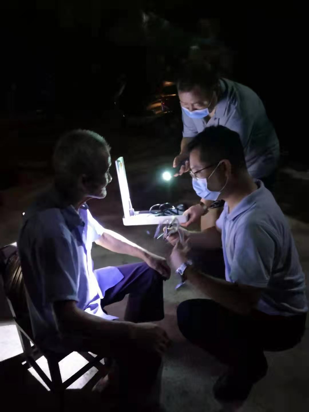 8月9日晚10点,安化县烟溪镇卫生院院长胡波和驻村干部在大阳村上门为88岁老人接种疫苗。刘克祥 摄 8月9日晚10点,安化县烟溪镇卫生院院长胡波和驻村干部在大阳村上门为88岁老人接种疫苗。刘克祥 摄