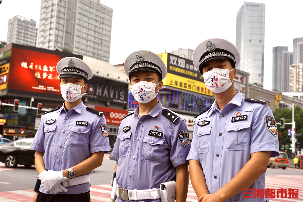 长沙交警七夕比心送惊喜四万枚定制口罩赠市民