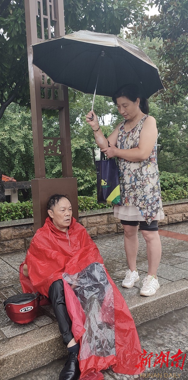 邵阳市区暖心一幕：过路女子为受伤老人撑起“爱心伞”_邵商网