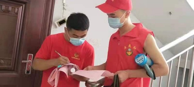 涟源市六亩塘街道大学生志愿者在行动