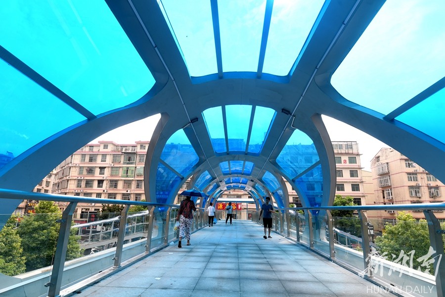 8月16日,新投入使用的长沙县星沙城区东六路泉塘社区人行天桥过街.