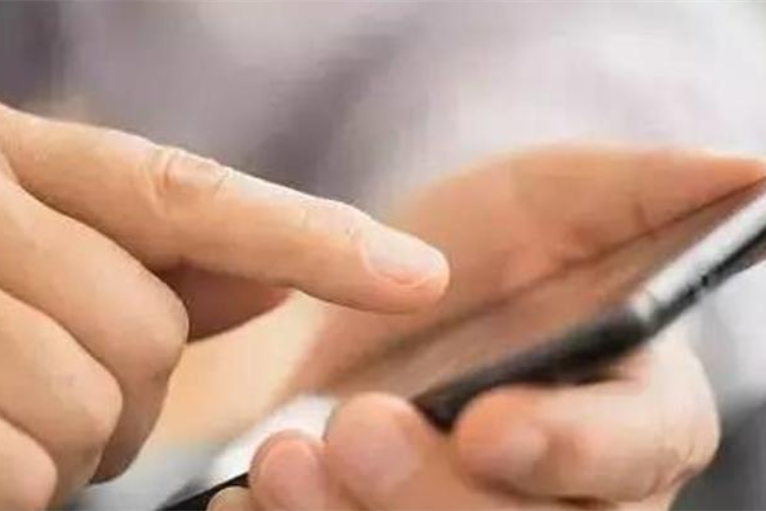 超七成网友机不离手，“手机病”你中了哪几条？